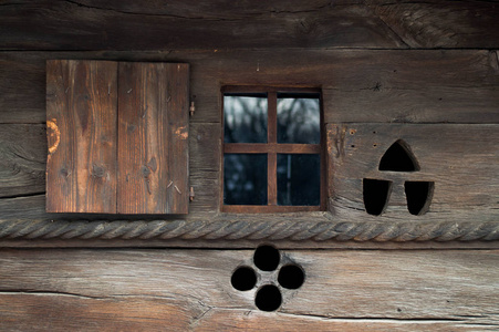 ethonology带木窗的质朴的老住宅照片