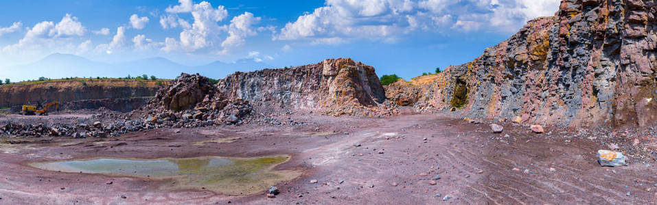 花岗岩石料采石场露天开采的壮观全景。 生产石材和砾石。