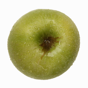 绿苹果覆盖在白色背景下分离的水滴中
