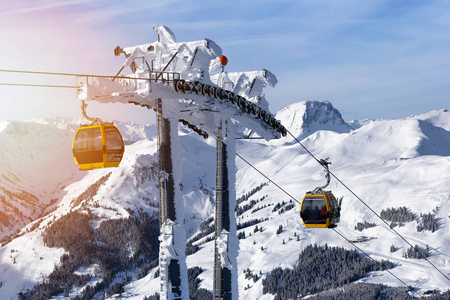 滑雪场。 贡多拉电梯。 滑雪场滑雪缆车舱