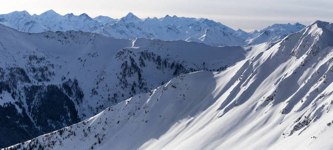 山峰覆盖着新鲜的雪，奥地利阿尔卑斯山，欧洲