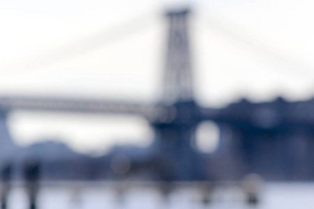 来自美国布鲁克林的威廉斯堡大桥的模糊照片。 白色背景。 蓝色的阴影。 2014