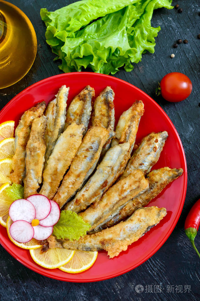 一盘小海鱼. 上面的风景. 平躺着