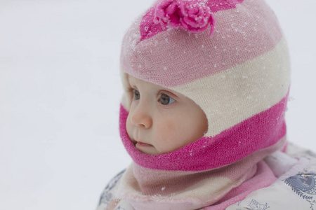 在户外冬天戴帽子的可爱女婴的肖像.照片