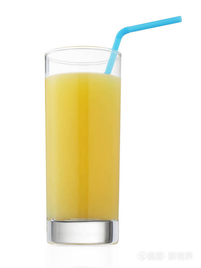 白色背景中分离出橙汁的玻璃