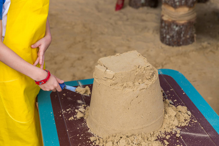 在海滩上上工艺课的孩子们制作的沙堡