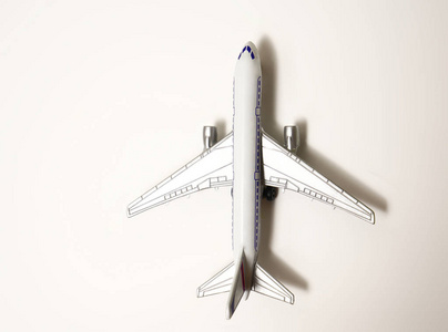 灰色模型飞机在灰色背景和复制空间。 平铺设计