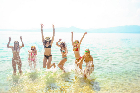 观看一群朋友在夏天的热带海滩上玩得开心。 夏季
