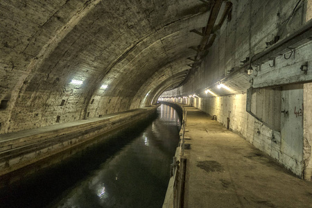 军事防御在前苏联领土上废弃的军事地下防御工事.照片