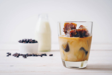咖啡冰块和牛奶放在木桌上