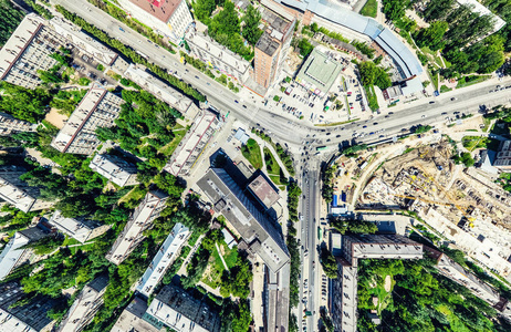 鸟瞰十字路口和道路，房屋，公园和停车场，桥梁。 直升机无人机射击。 宽的全景图像。