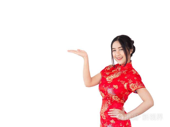 亚洲妇女穿着中国传统旗袍，在白色背景上隔离。 中国新年概念。