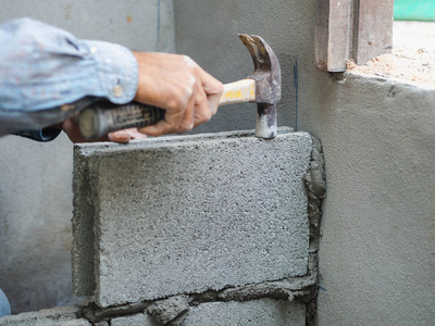 专业建筑工人用水泥铺砖。