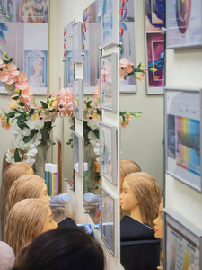 背景与人体模型和镜子在房间里图片