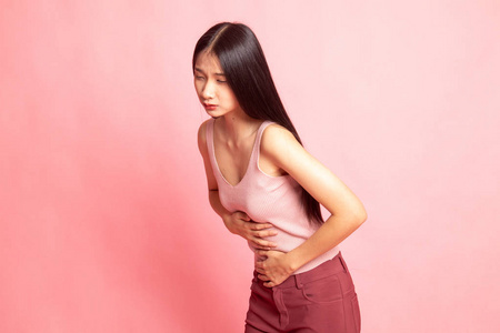 年轻漂亮的亚洲女人有痛胃痛亚洲女性触摸胃痛在右侧阑尾炎发作,女性