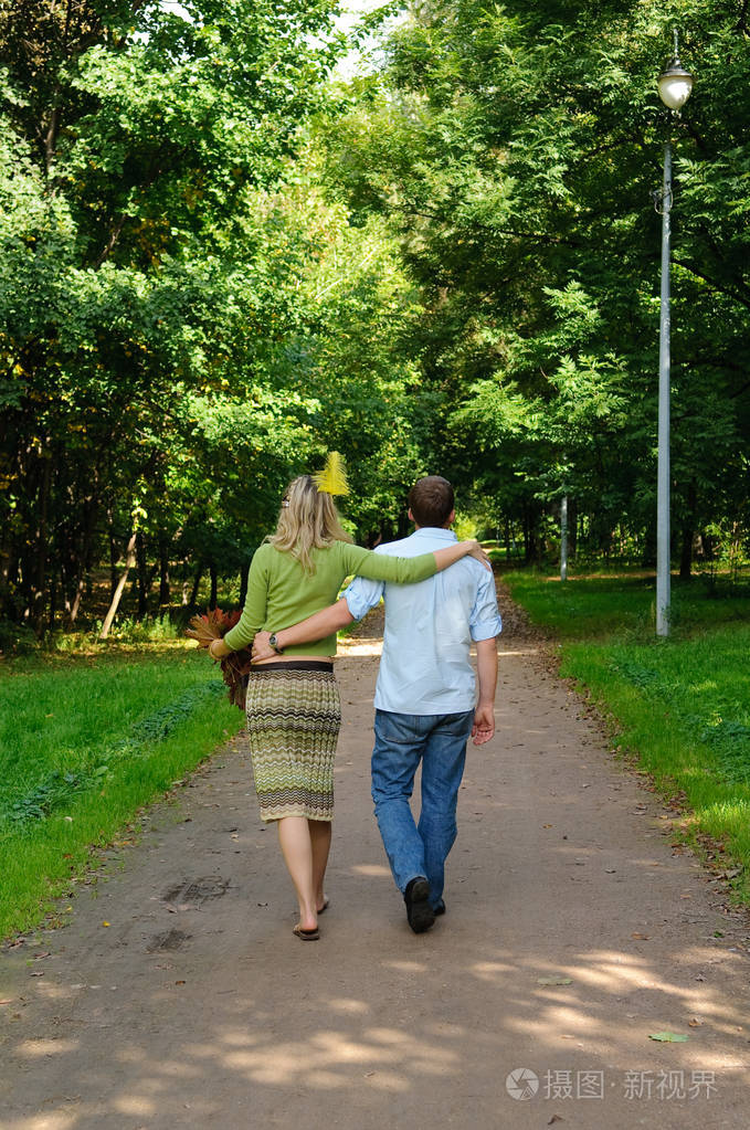 一对年轻夫妇在公园里拥抱