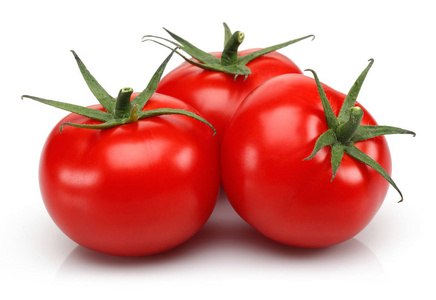 白色背景下分离的新鲜全番茄