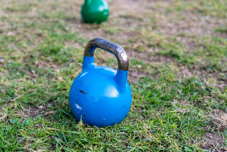 草坪上的水壶铃进行户外力量锻炼.照片