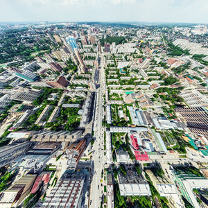 与空中城市景观 十字路口 道路 房屋 建筑物 公园及停车场。阳光灿烂的夏天全景图像