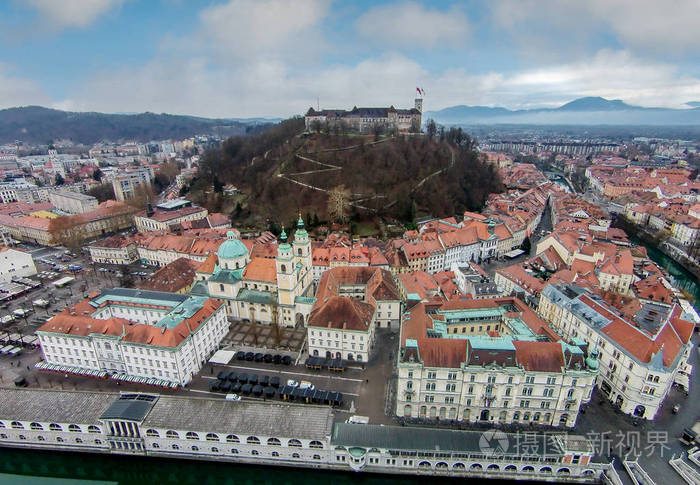 卢布尔雅那斯洛文尼亚城堡的鸟瞰图被建筑物包围