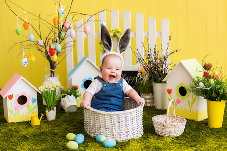 快乐的孩子，有复活节兔子耳朵和五颜六色的鸡蛋，快乐的食客