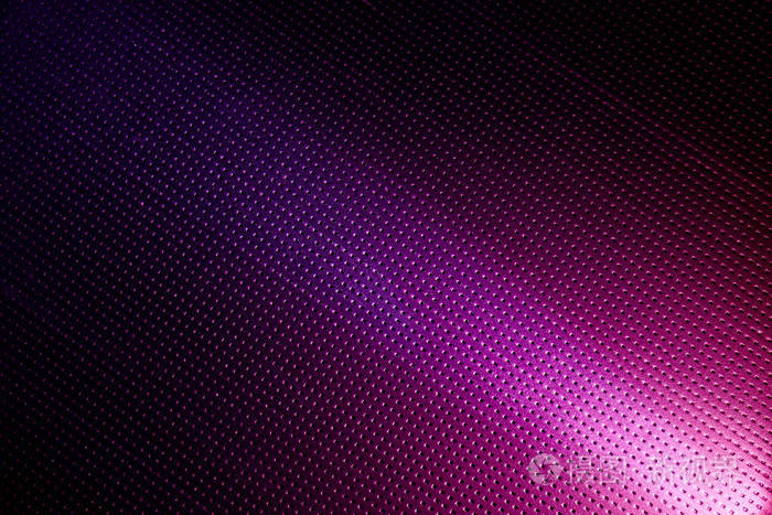 在紫色背景上的对角线明亮的光束