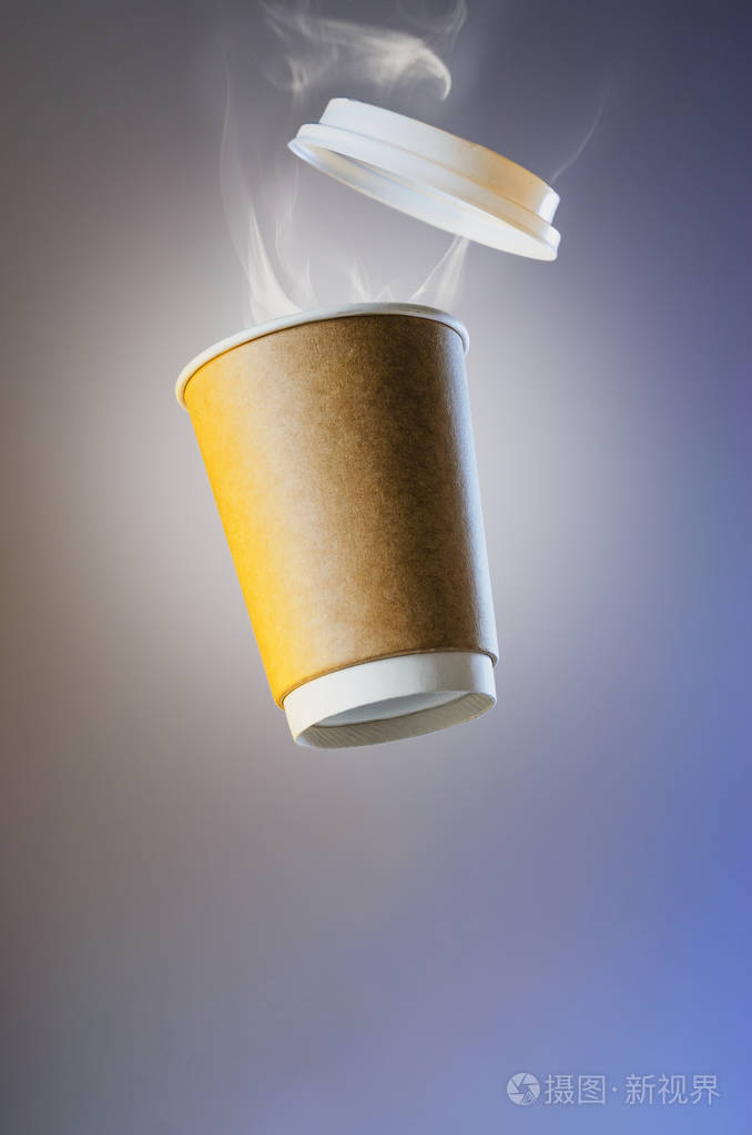 一杯带有塑料帽的咖啡悬浮在空气中