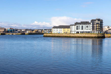 科里布河和城市建筑与反射爱尔兰