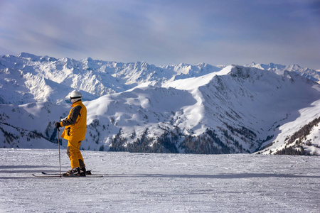 滑雪者俯瞰萨勒巴赫安蒂格尔姆滑雪场的开心果奥地利欧洲