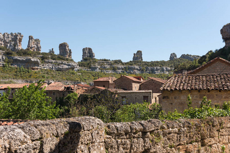 奥班贾德尔卡斯蒂略美丽的伯戈斯村，西班牙，由一个瀑布交叉，周围是一系列具有奇怪形状的岩溶岩石。