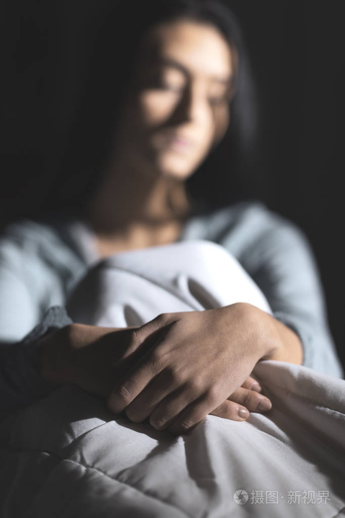 伤心沮丧的女人深夜躺在床上,失眠,精疲力竭