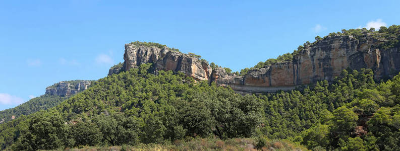 一条通往西拉纳的道路上的风景，这是一个著名的高地村，位于西班牙加泰罗尼亚的科马卡。