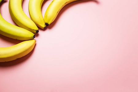 香蕉在粉红色的背景。时尚的香蕉照片的背景, 美丽的图案