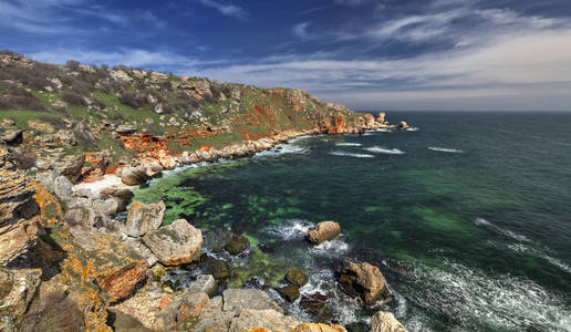 美丽的风景，蓝色的大海和岩石的海岸