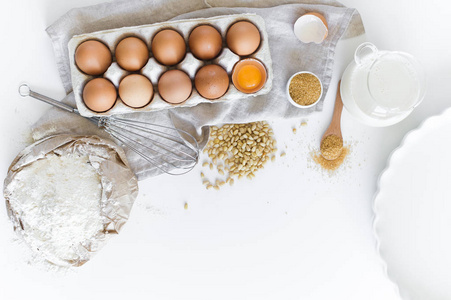 自制烘焙原料。 鸡蛋，牛奶，面粉，糖。 白色背景顶部视图空间文本