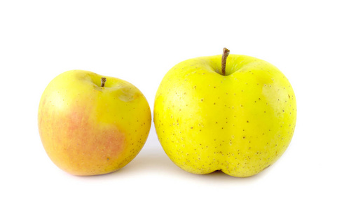 成熟苹果在白色背景上分离