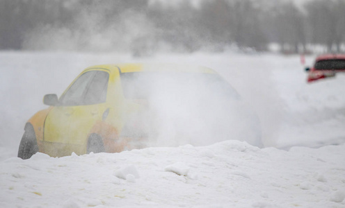 冬天的乘用车雪暴雪冰冰路