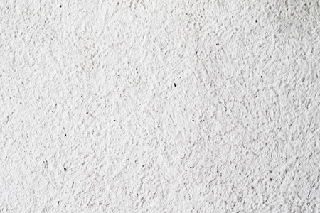 背景纹理白色混凝土墙。 表面上的小裂缝。