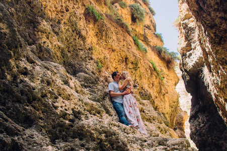 男人和女人在大自然马耳他的裂缝里散步和接吻