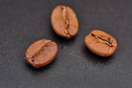 咖啡豆在黑色的背景一致
