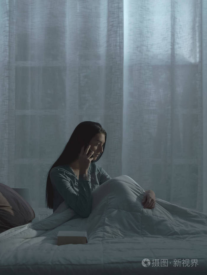 伤心沮丧的女人深夜躺在床上,失眠,精疲力竭