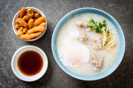 碗中的粥和肉末亚洲早餐风格