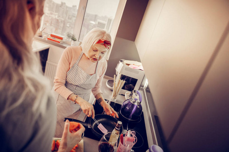 一个好的熟练的女人油炸食品的最高视图