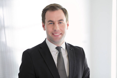 站在外面的白人商人图片