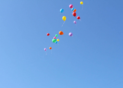 孩子们放飞红色气球图片