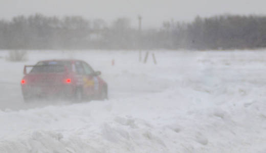 冬季雪暴雪乘用车，冰冰路