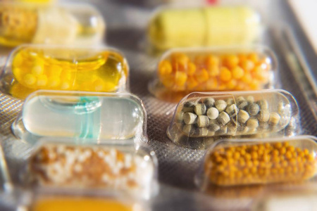 纳米药物透明药物胶囊中各种五颜六色的药丸,在白色背景下分离,疾病