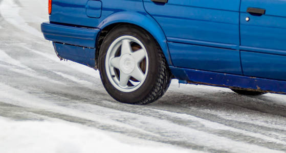 冬季雪暴雪乘用车，冰冰路