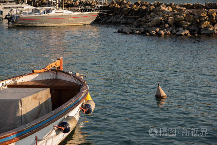 冬天的下午,船停泊在湖边的海湾里.温暖和下午的灯光.