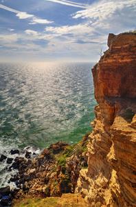 美丽的风景，蓝色的大海和岩石的海岸